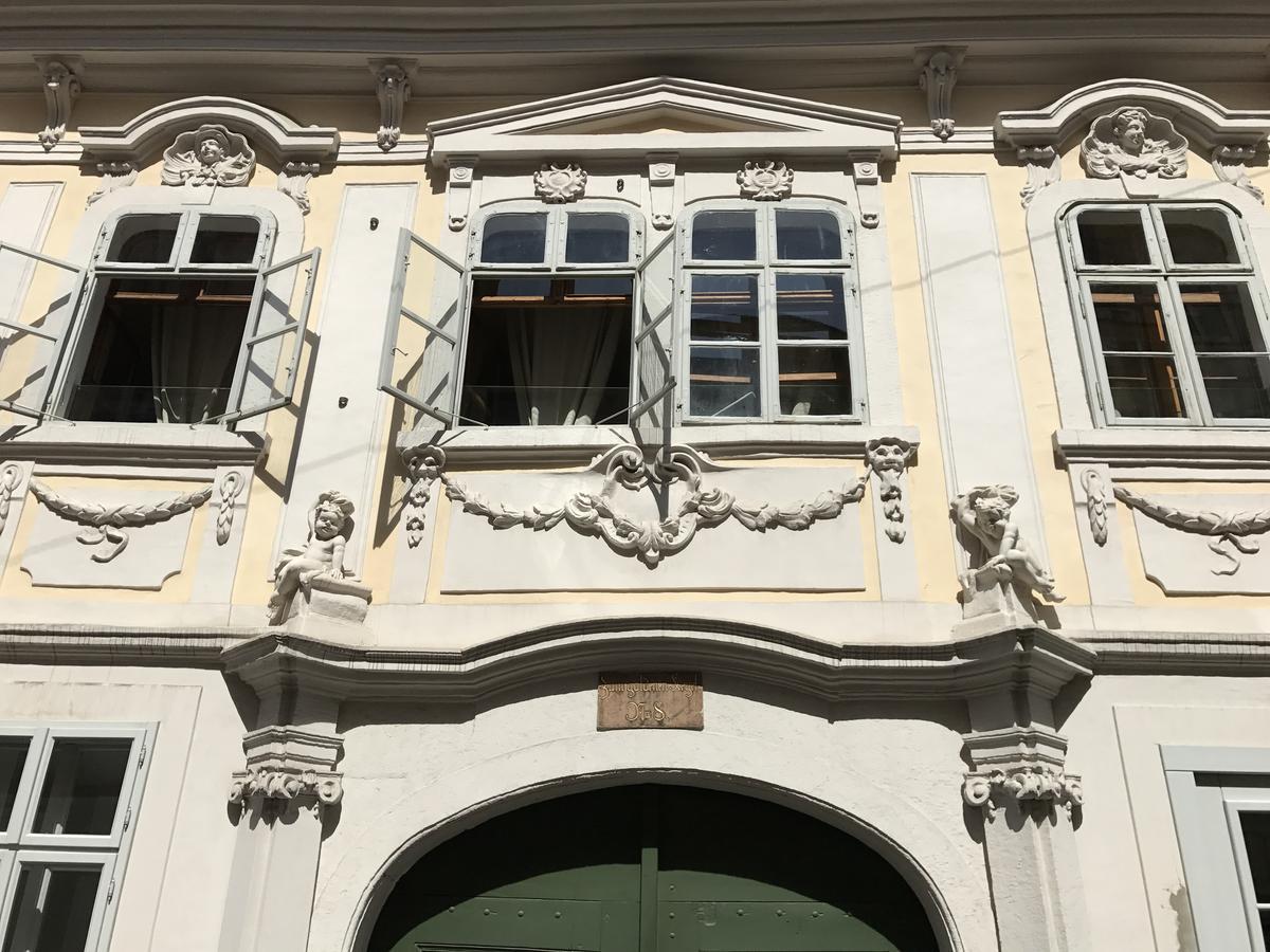Boutique Hostel Zum Goldenen Kegel Viena Exterior foto