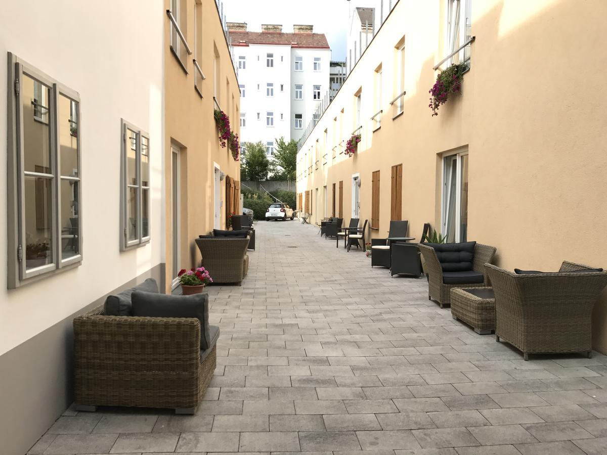 Boutique Hostel Zum Goldenen Kegel Viena Exterior foto