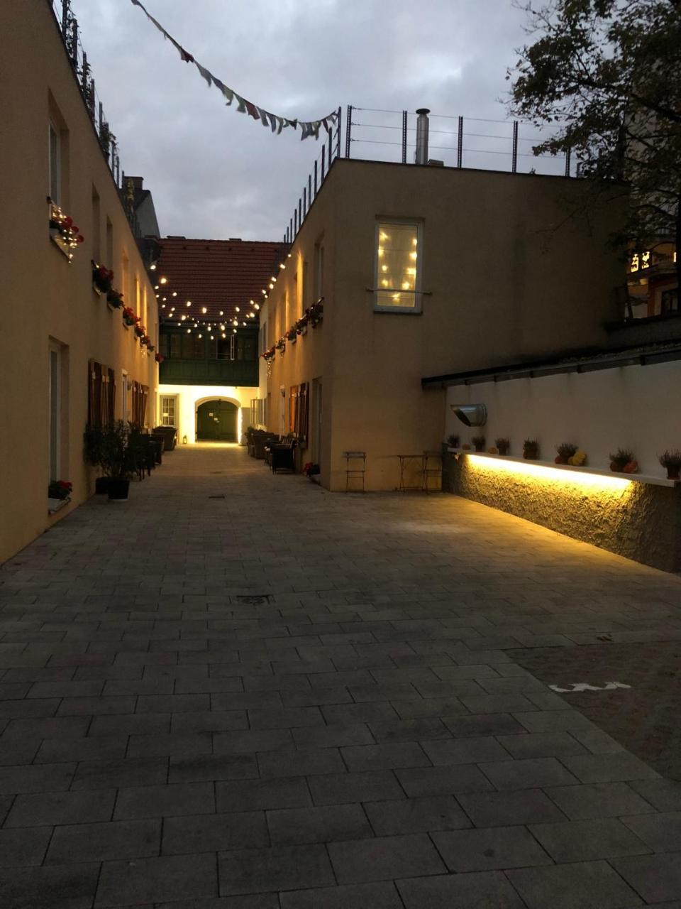 Boutique Hostel Zum Goldenen Kegel Viena Exterior foto