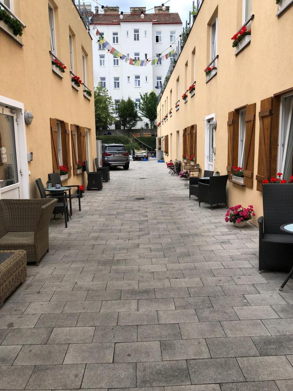 Boutique Hostel Zum Goldenen Kegel Viena Exterior foto